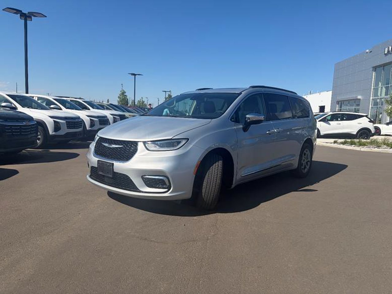 2023 Chrysler Pacifica Limited AWD Grey Sherwood Park - photo #2