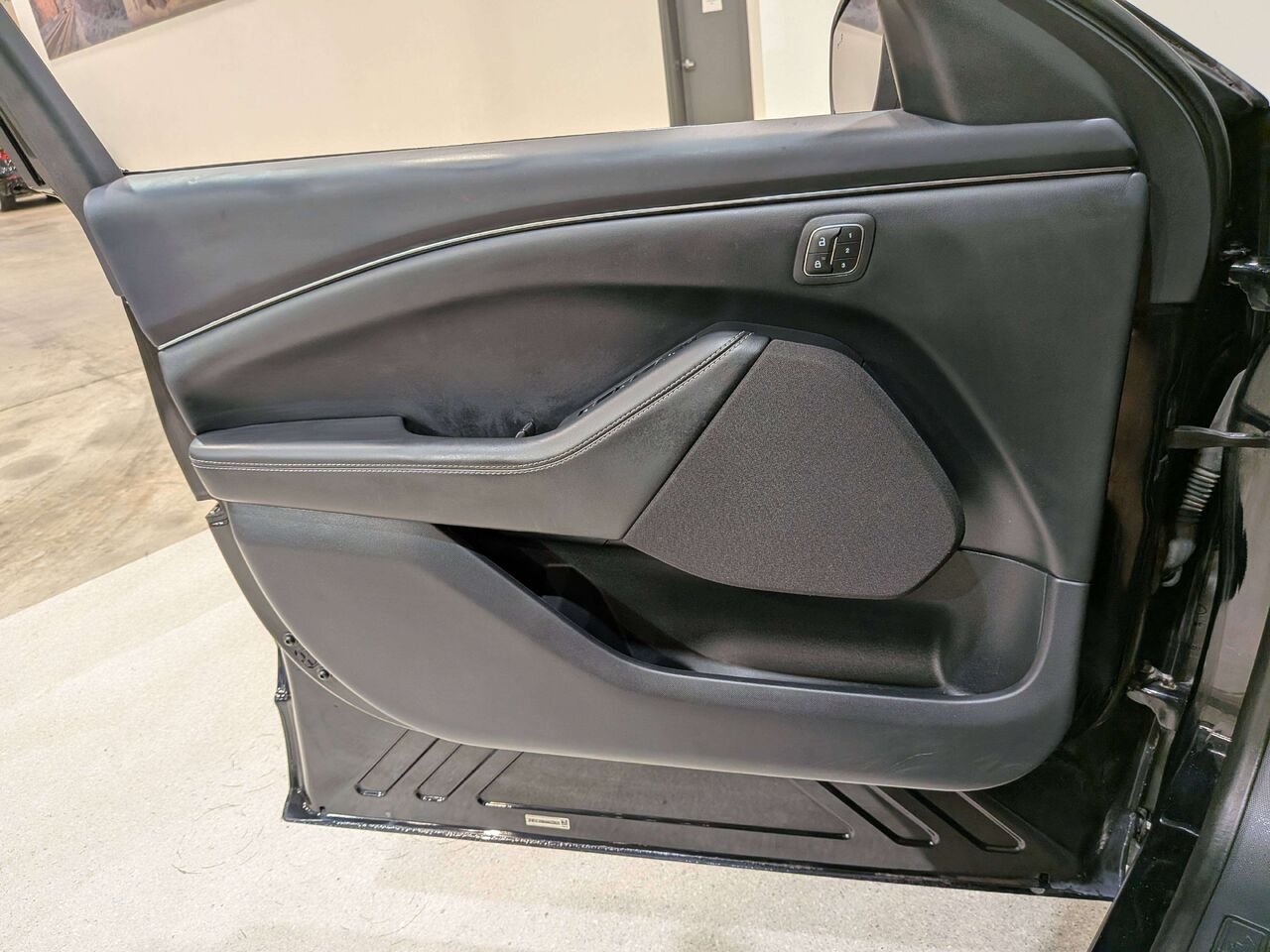 2022 Ford Mustang Mach-E Select RWD Black Val-David - photo #32