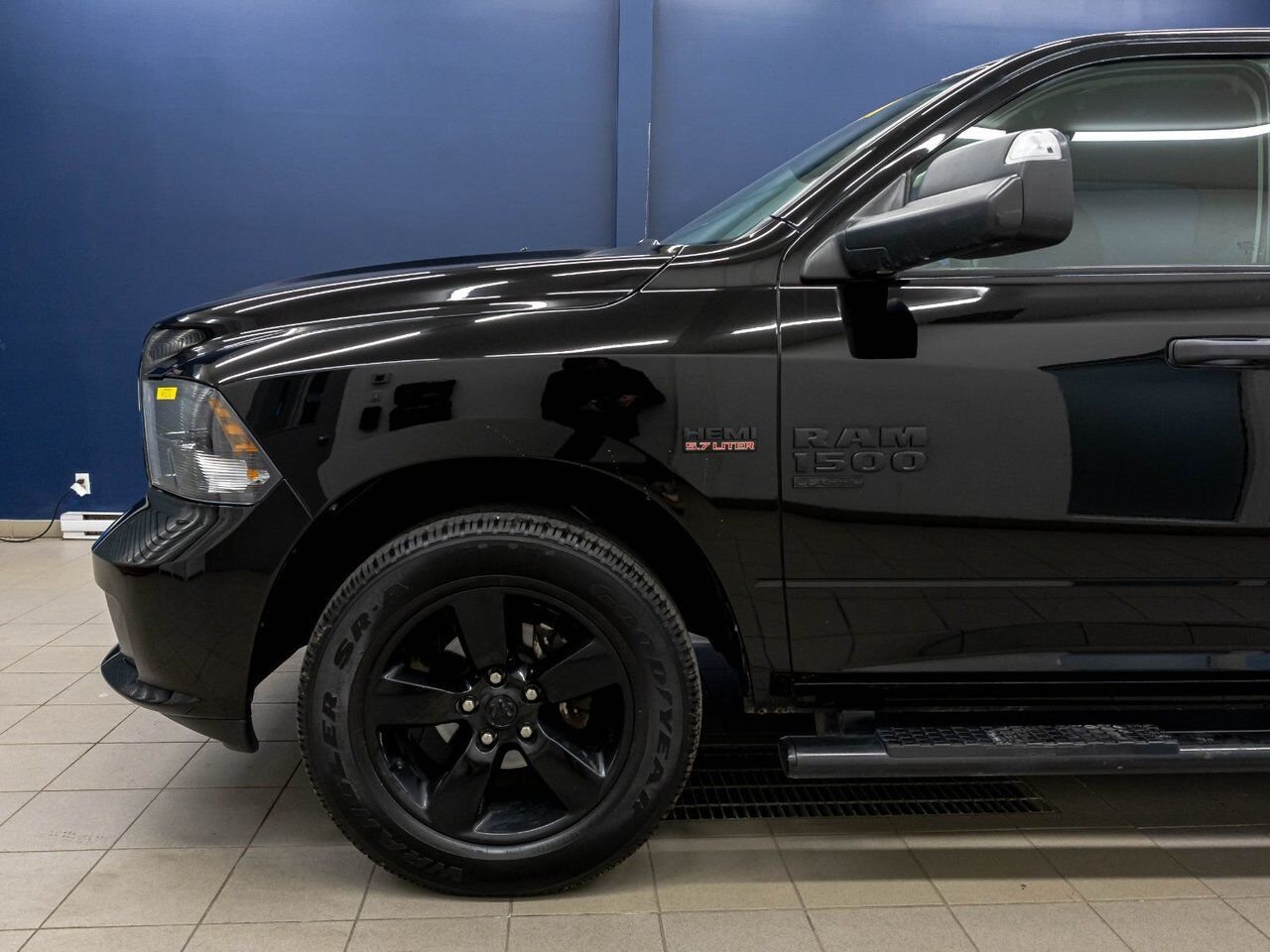 Ram 1500 Classic NIGHT CREW 4X4 V8 *SIÈGES CHAUFF* CARPLAY 3.92 2023 Noir Saint-Jérôme - photo #29