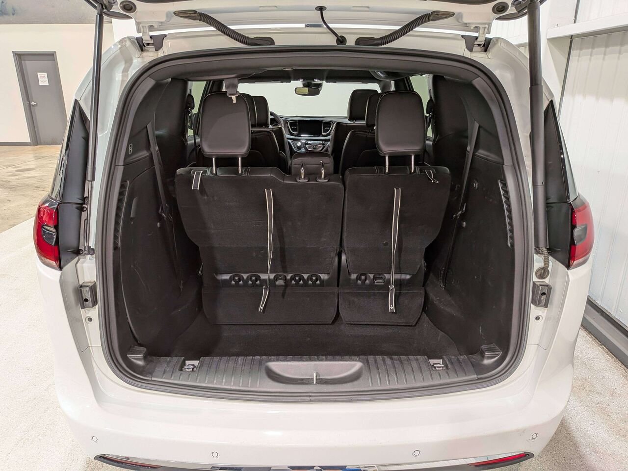 2025 Chrysler Pacifica Select FWD White Val-David - photo #9