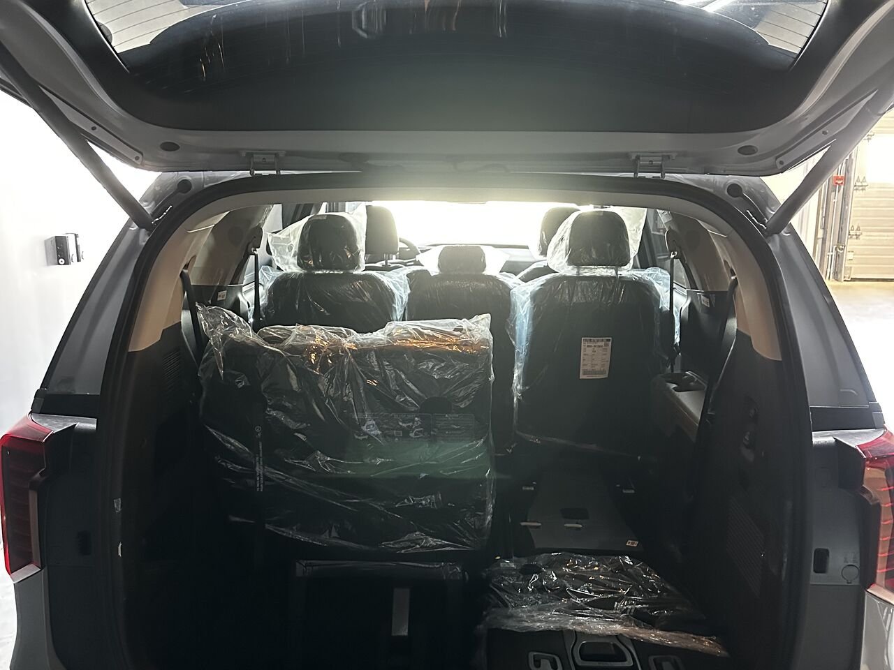 2027 Kia Carnival Ceramic Silver Blainville - photo #2