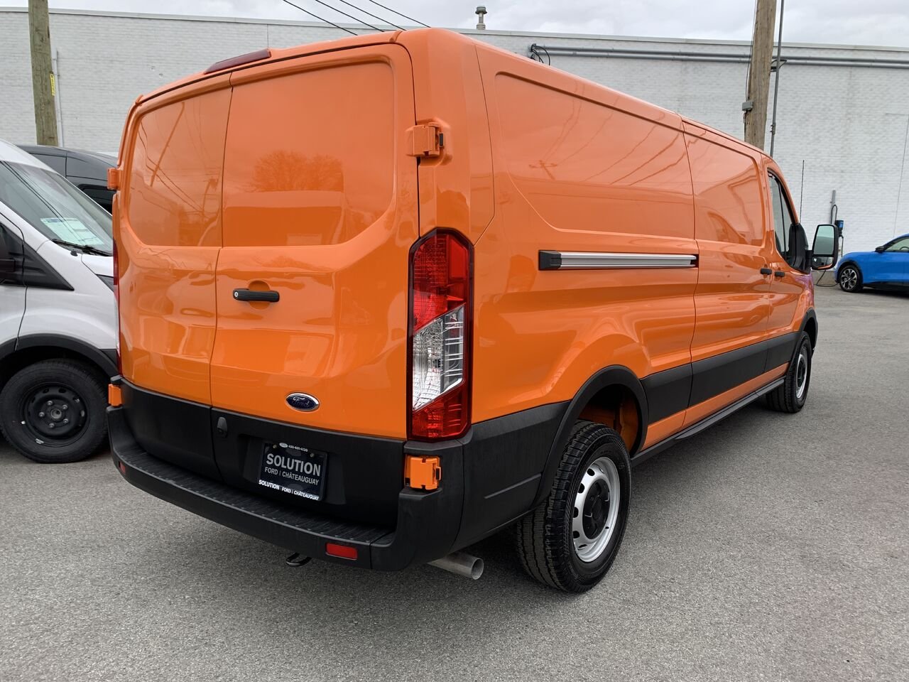 Ford Transit fourgon utilitaire T150, CARGO, 148 WB, TOIT BAS 2025 Orange Châteauguay - photo #6