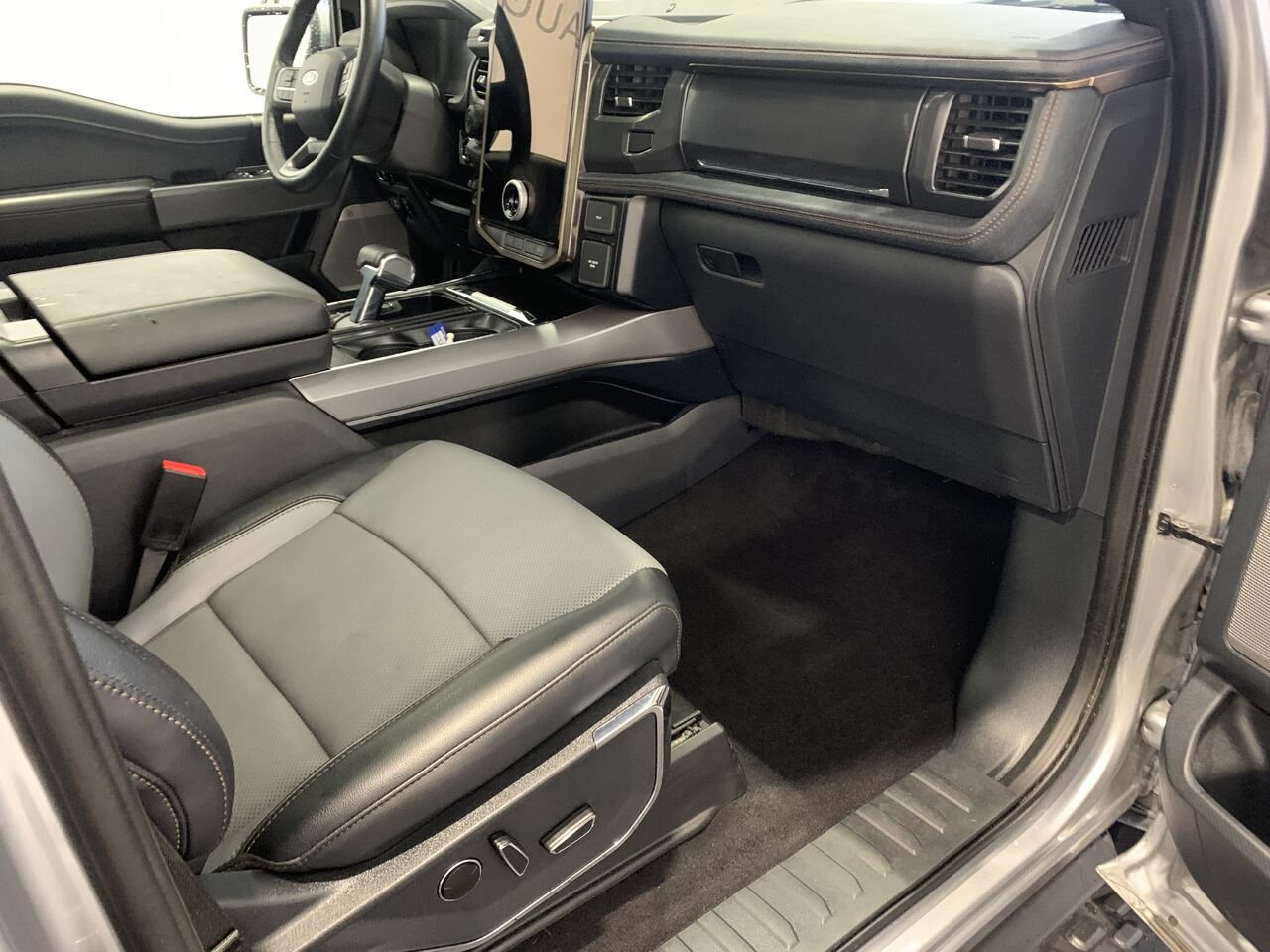 Ford F-150 Lightning LARIAT LARIAT + GROSSE BATTERIE +CUIR + TOIT PANO, REMORQ MAX 2023 Argent Châteauguay - photo #23