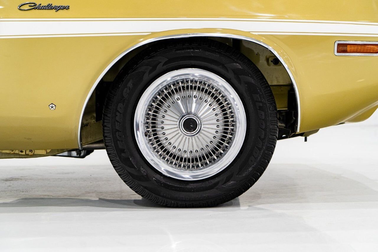 1971 Dodge Challenger *PRIX EN USD* Convertible Fully restored to desirable specifications Gold Montreal - photo #53