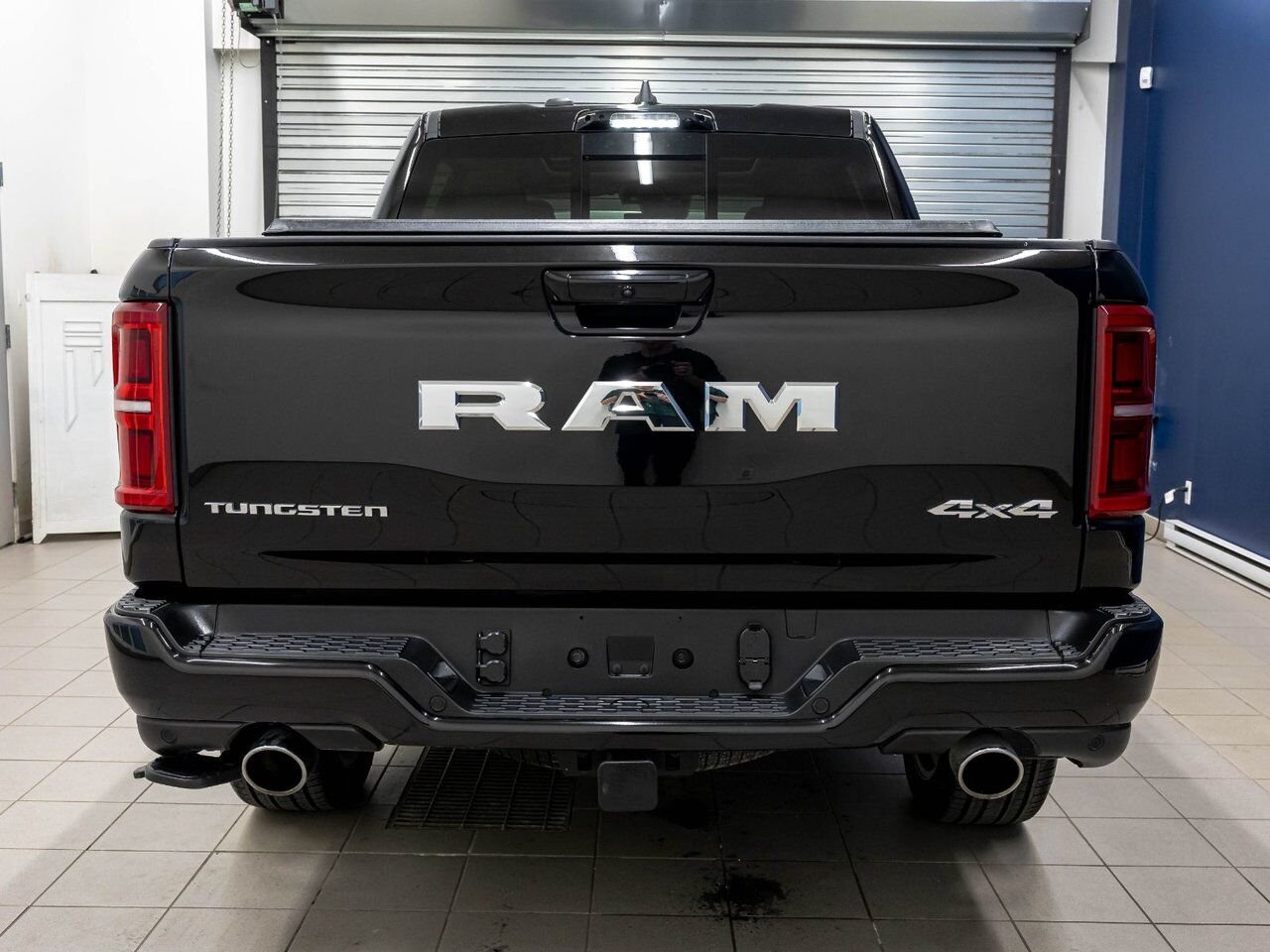 Ram 1500 TUNGSTEN CREW 4X4 *TOIT* NAV SIÈGES MASSAGE CAM360 2026 Noir Saint-Jérôme - photo #8
