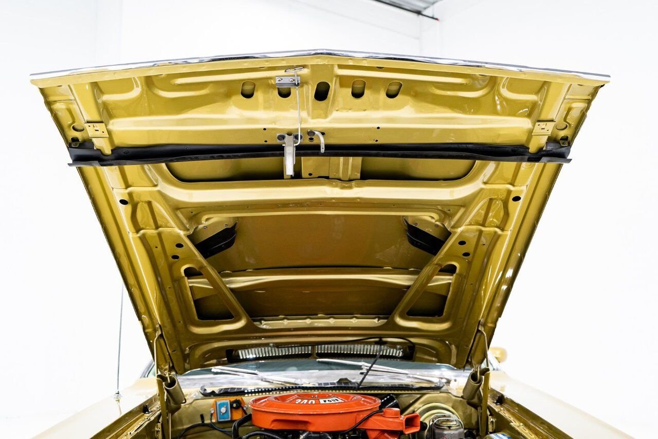 1971 Dodge Challenger *PRIX EN USD* Convertible Fully restored to desirable specifications Gold Montreal - photo #19