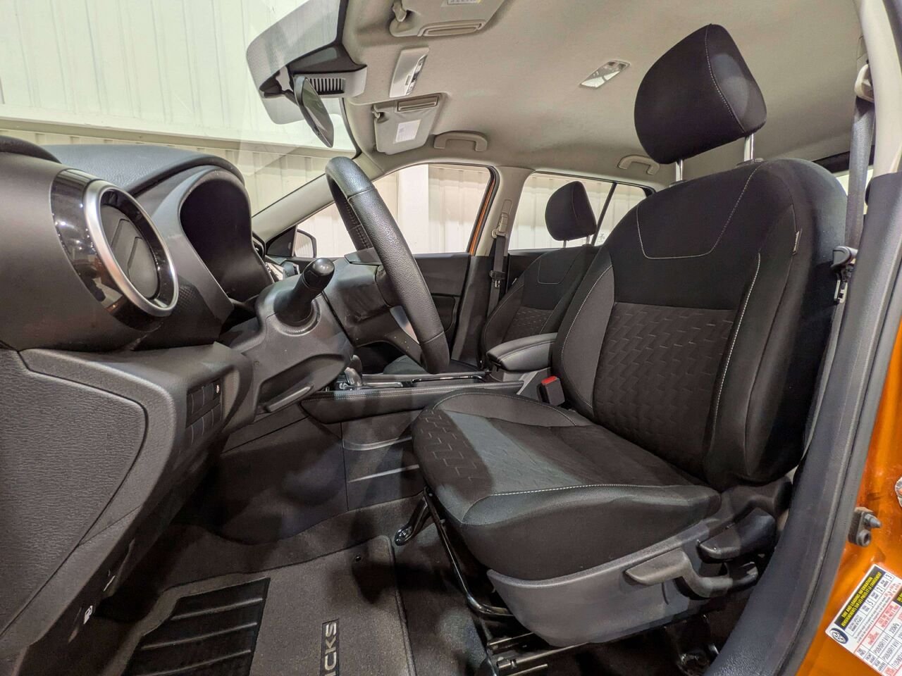 Nissan Kicks 2024 Orange Val-David - photo #1