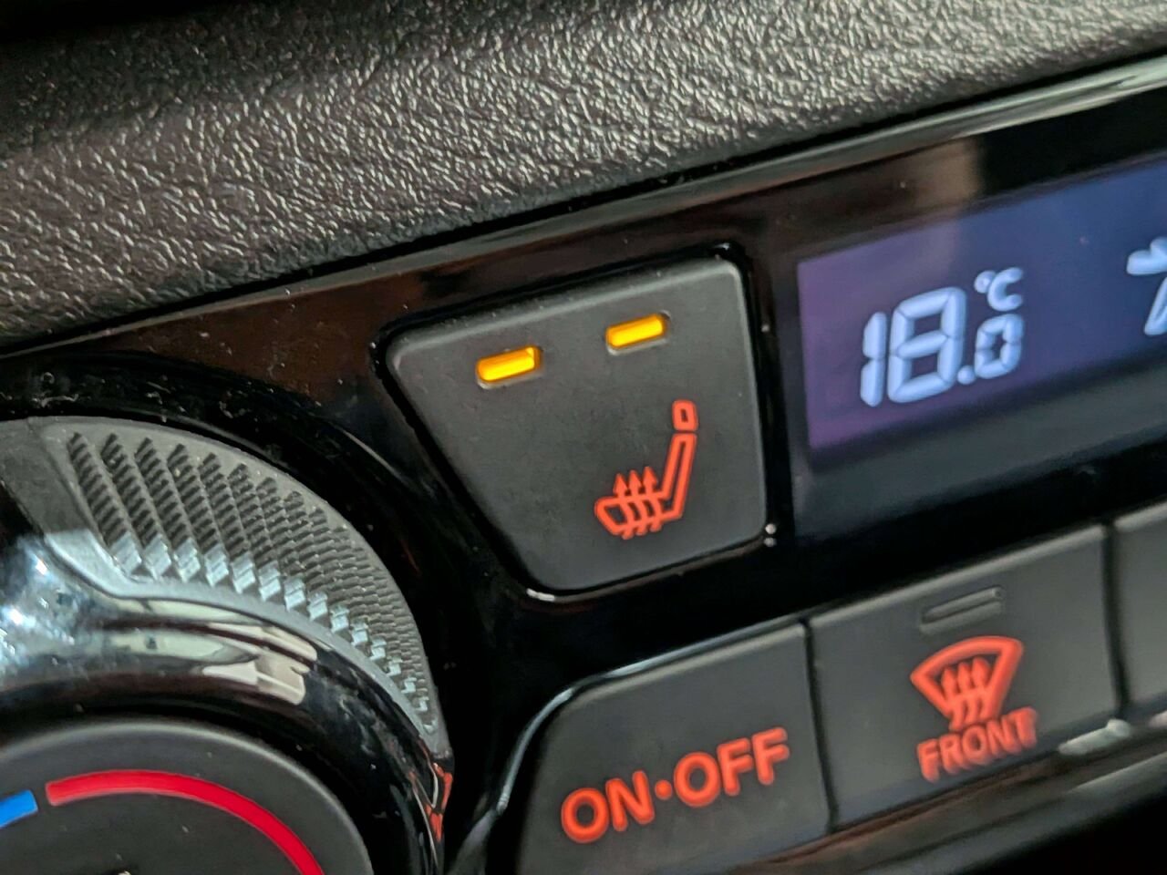 2025 Nissan Kicks Play SV FWD Black Val-David - photo #2