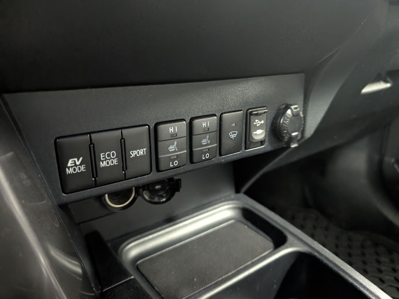 Toyota RAV4 Hybride SE/SIÈGES CHAUFFANTS/VOLANT CHAUFFANT/TOIT OUVRANT/AC/BLUETOOTH/CAMERA DE RECUL 2017 Bleu orage électrique Sherbrooke - photo #19