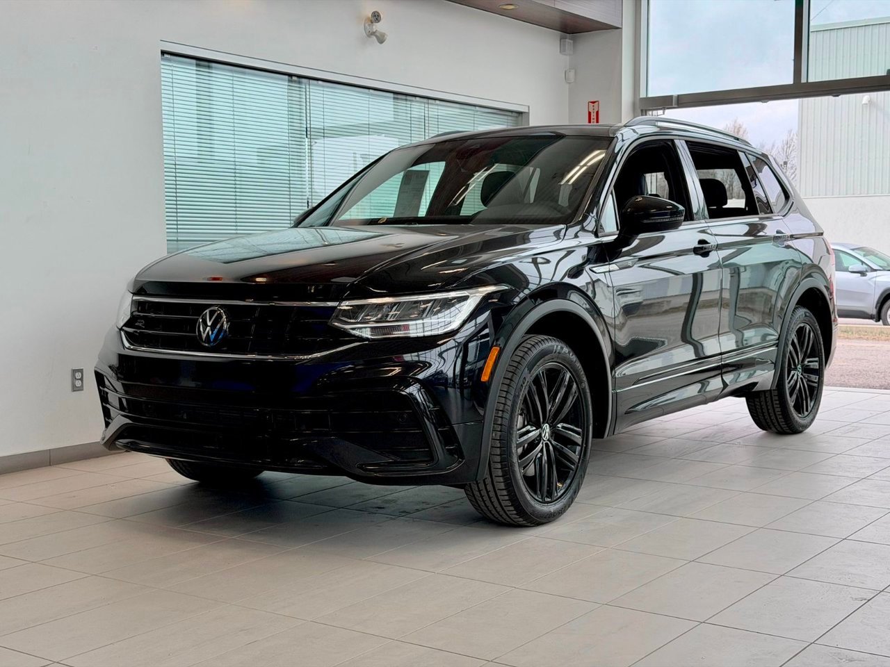 2022 Volkswagen Tiguan Black Notre-Dame-des-Prairies - photo #3