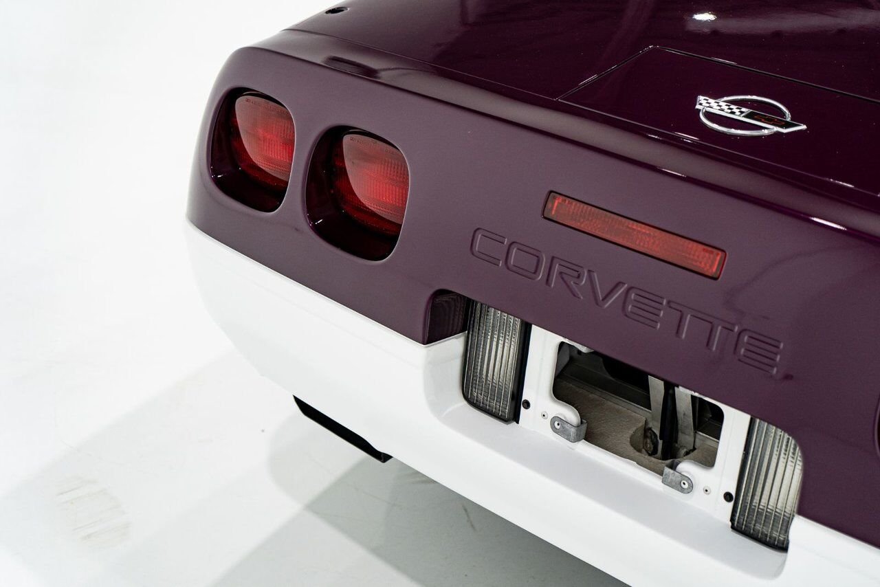 1995 Chevrolet Corvette *PRIX EN USD* RPO Z4Z PACE CAR PRESENTED IN DELIVERY PACKAGING WITH ONLY 192MILES (307KM) FROM NEW White Montreal - photo #58