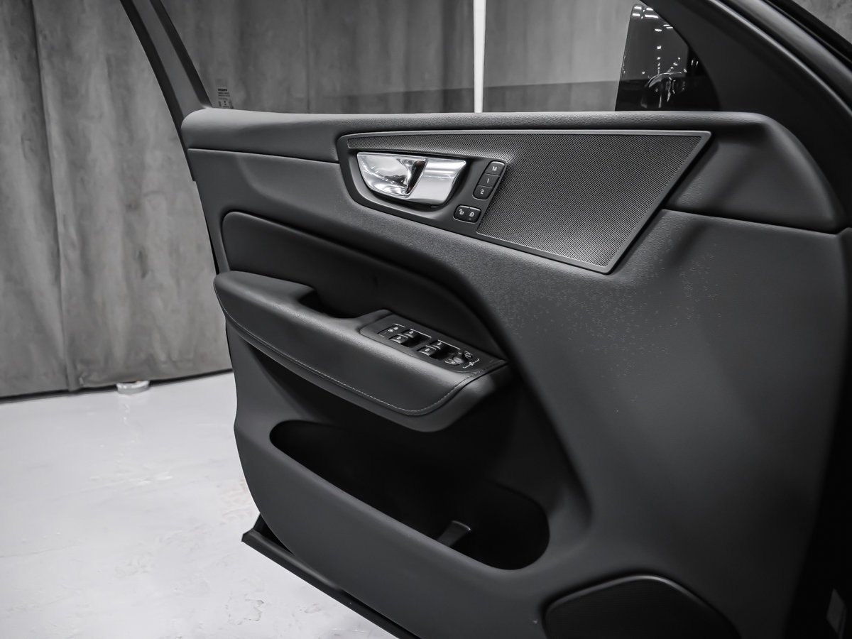 2023 Volvo XC60 PLUS DARK THEME Black Montreal - photo #8