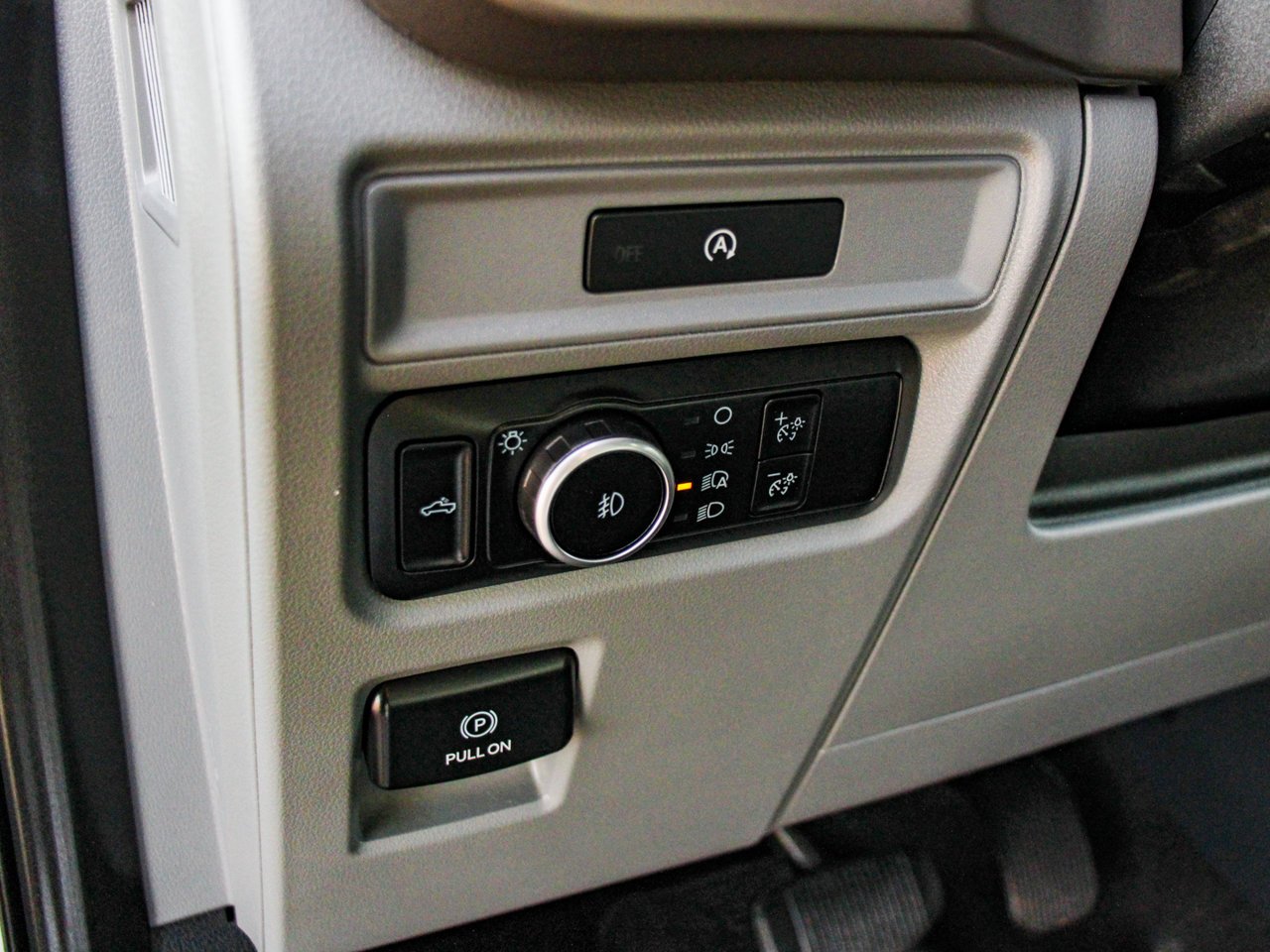 2025 Ford F-150 XLT 4WD SuperCrew 5.5' Box White Sherwood Park - photo #16