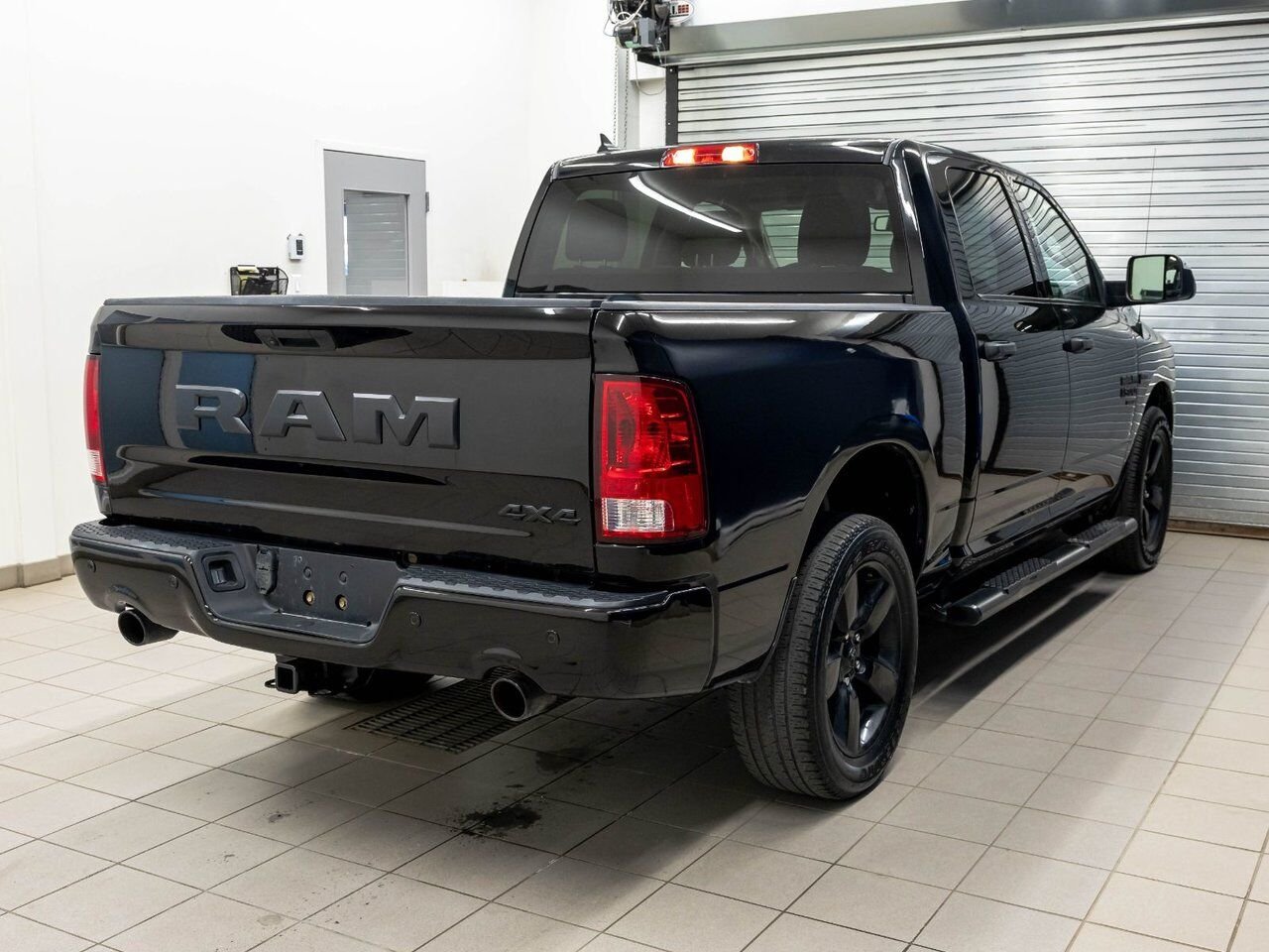 Ram 1500 Classic NIGHT CREW 4X4 V8 *SIÈGES CHAUFF* CARPLAY 3.92 2023 Noir Saint-Jérôme - photo #7
