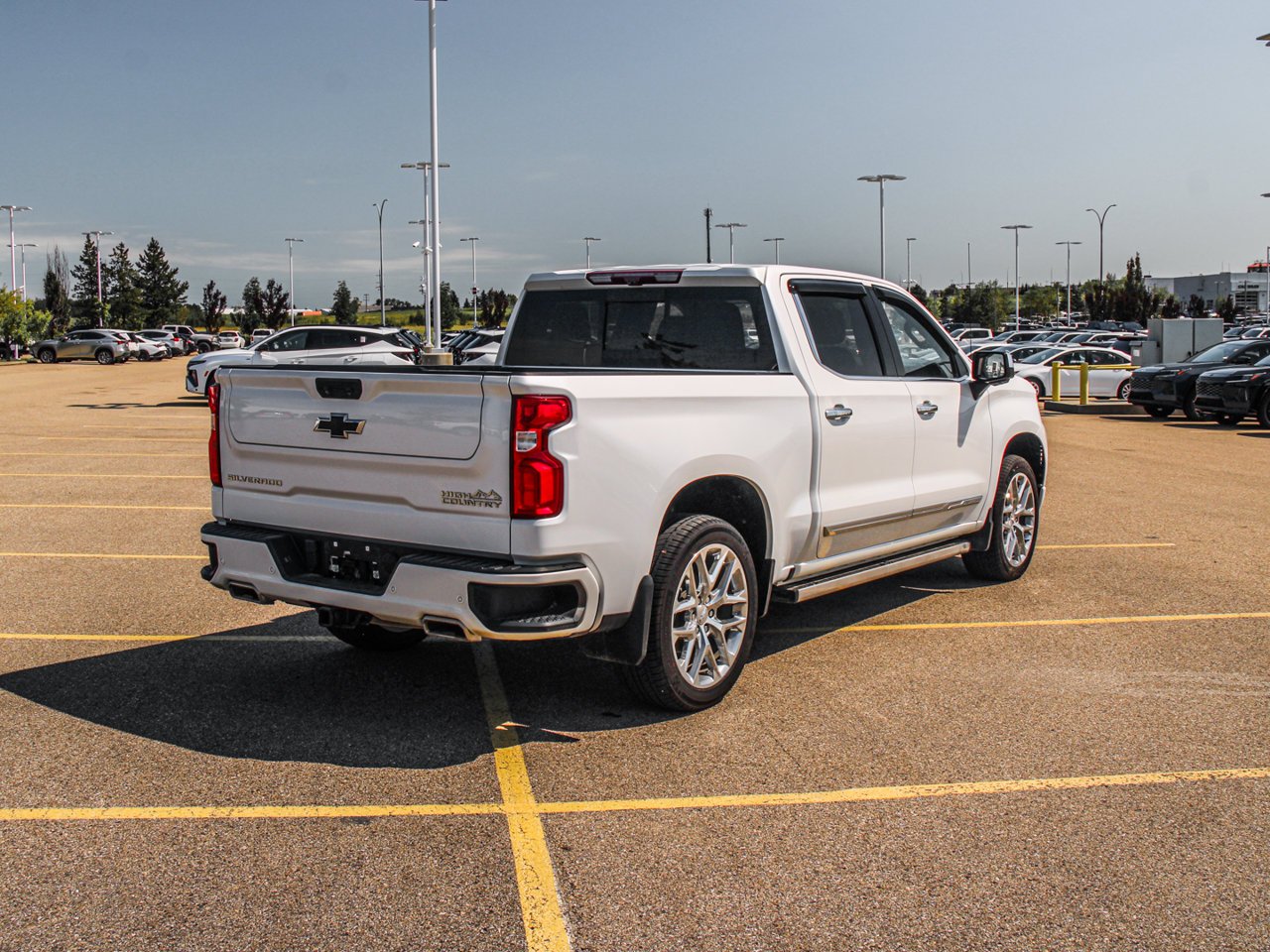 2023 Chevrolet Silverado 1500 4WD Crew Cab 147 High Country White Sherwood Park - photo #8
