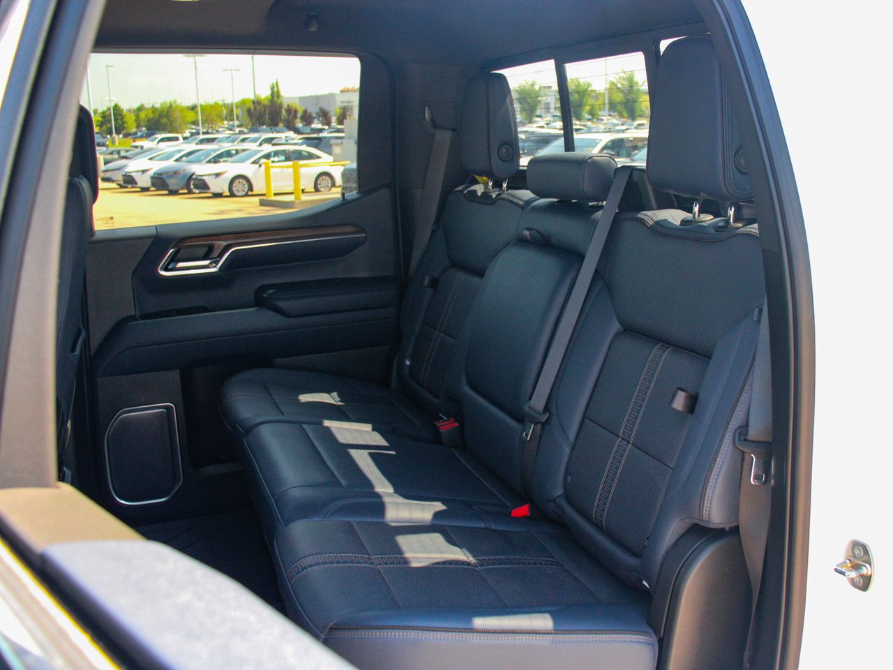 2023 Chevrolet Silverado 1500 4WD Crew Cab 147 High Country White Sherwood Park - photo #32