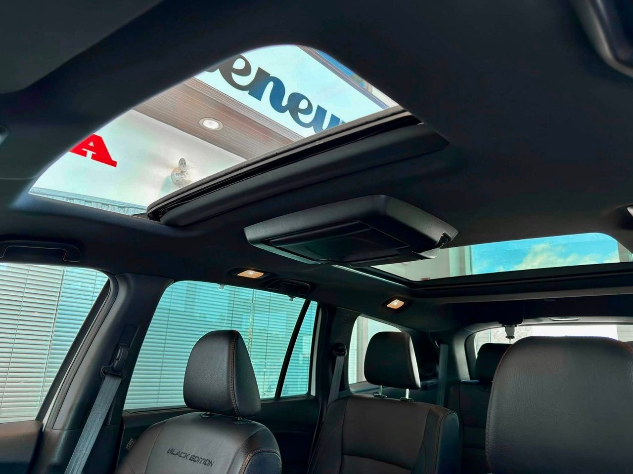 2022 Honda Pilot White Notre-Dame-des-Prairies - photo #14