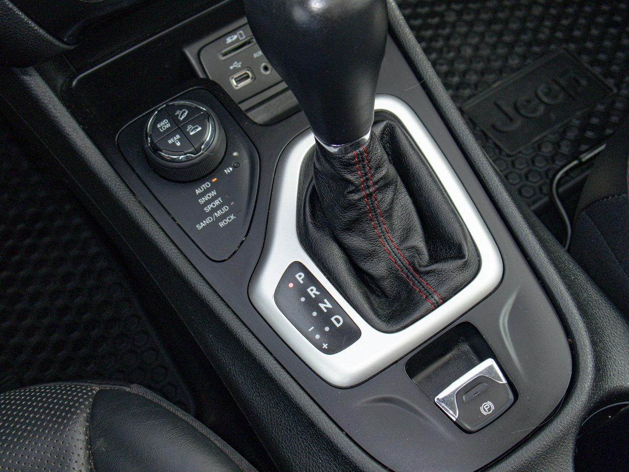 2015 Jeep Cherokee 4WD 4dr Trailhawk gray Sherwood Park - photo #29