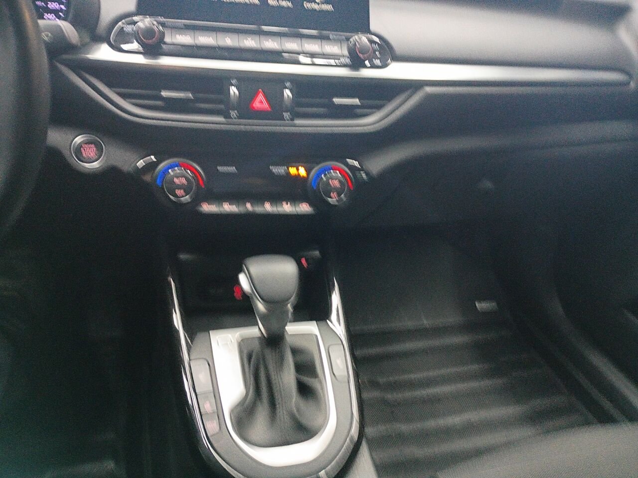2021 Kia Forte White Blainville - photo #30