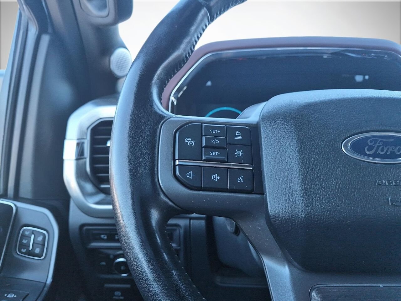 Ford F-150 W5561 | LARIAT 5.0L ** 502A ** SPORT ** TOIT PANO ** FX4 20P ** PRO POWER 2KW ** B&O ** 6,5 pi 6,5 pi 2022 Blanc Saint-Jérôme - photo #11