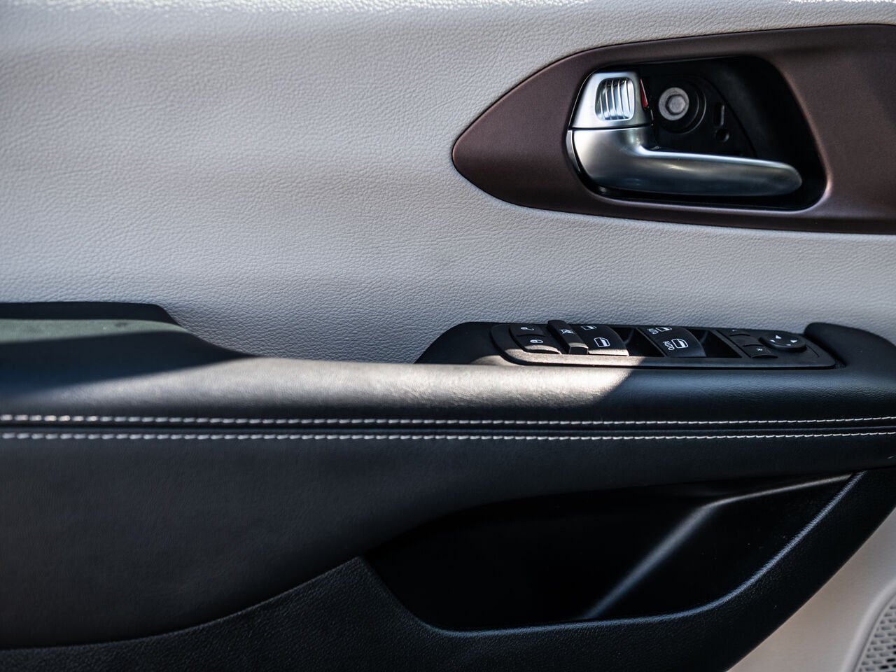 Chrysler Grand Caravan 2023 Argent Sainte-Julienne - photo #13