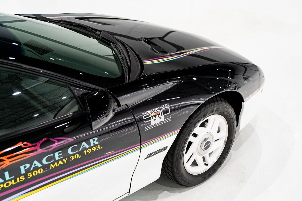 Chevrolet CAMARO Z28 PRIX EN USD | Pace Car with only 957km (595mi) with original window sticker 1993 Noir Montréal - photo #44