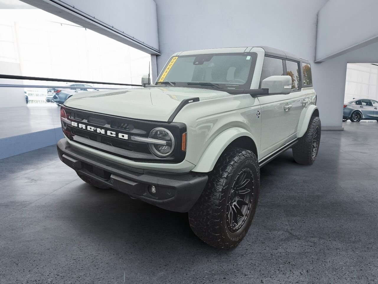 Ford Bronco 2F334A | Outer Banks 4 portes ** 4x4 ** 314A ** TOIT DUR ** 360 ** VOLANT CHAUFFANT ** 2024 Gris Saint-Jérôme - photo #0