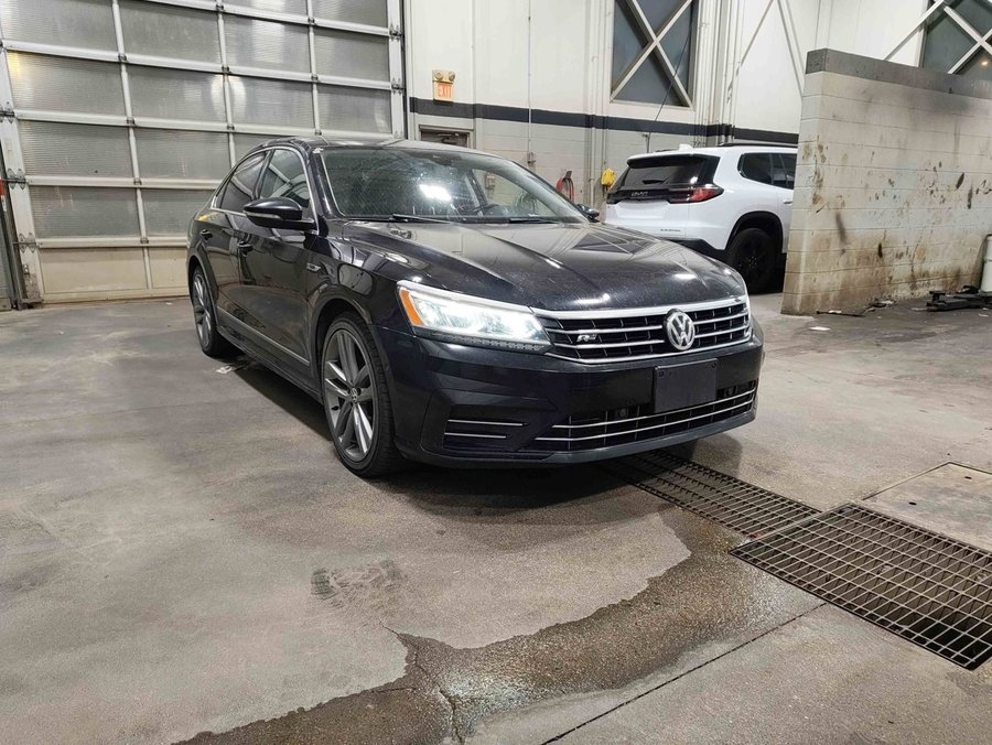 2018 Volkswagen Passat Highline R-Line 2.0T Auto | Sunroof | Navigation Black