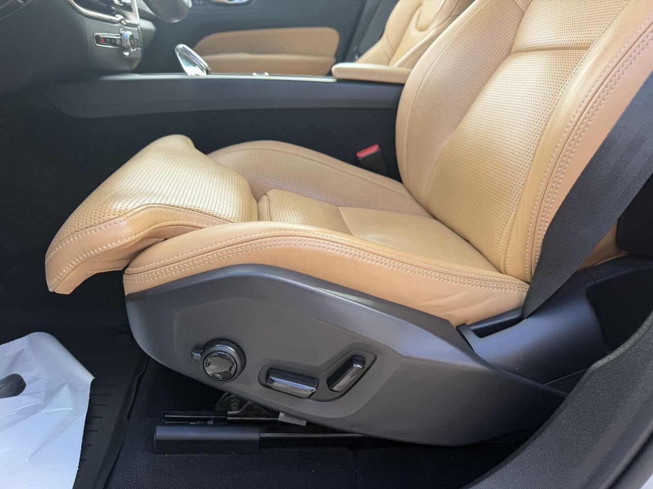 2023 Volvo XC60 B6 Ultimate AWD White Laval - photo #24
