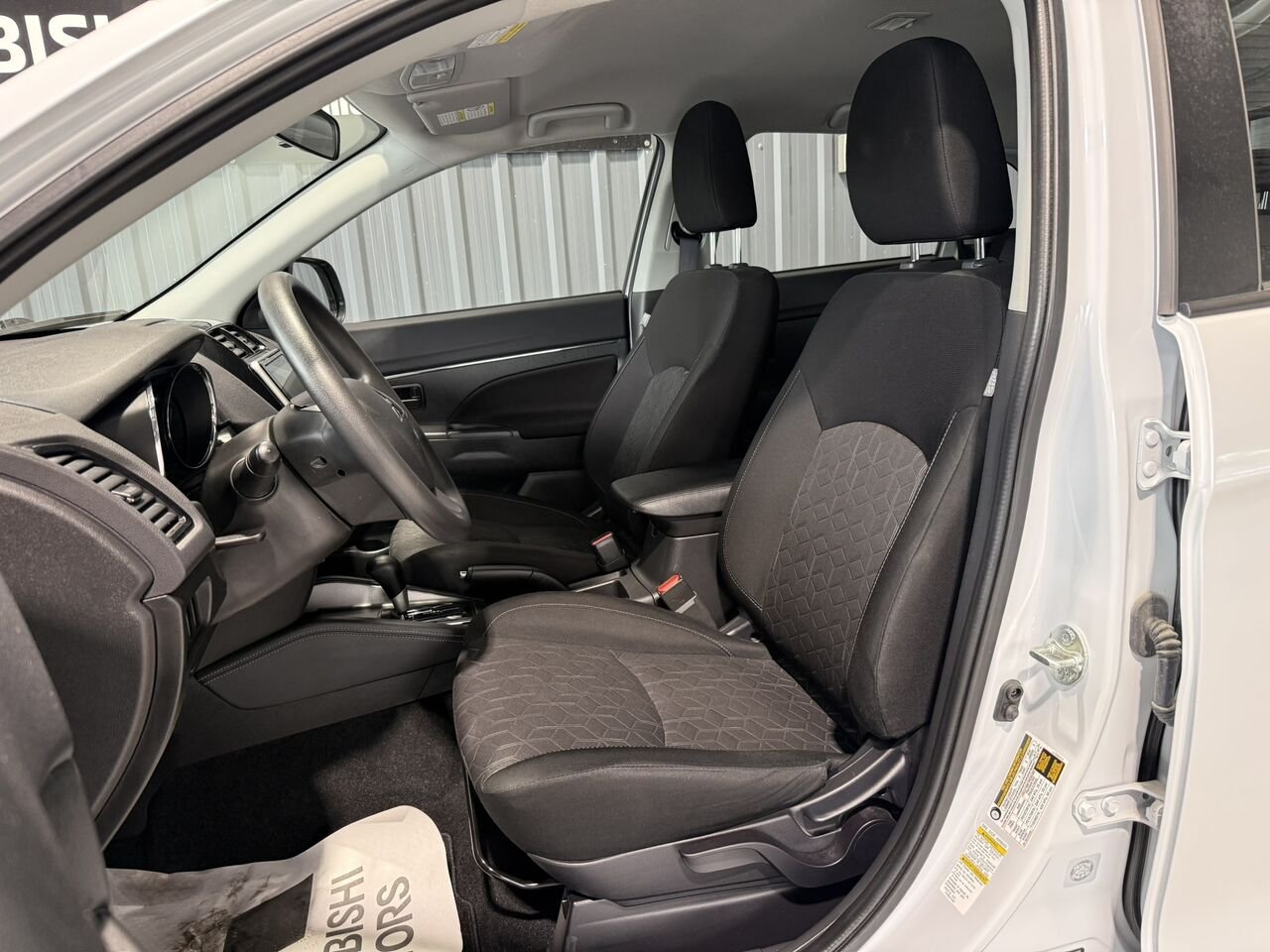 2023 Mitsubishi RVR White Mont-Laurier - photo #5
