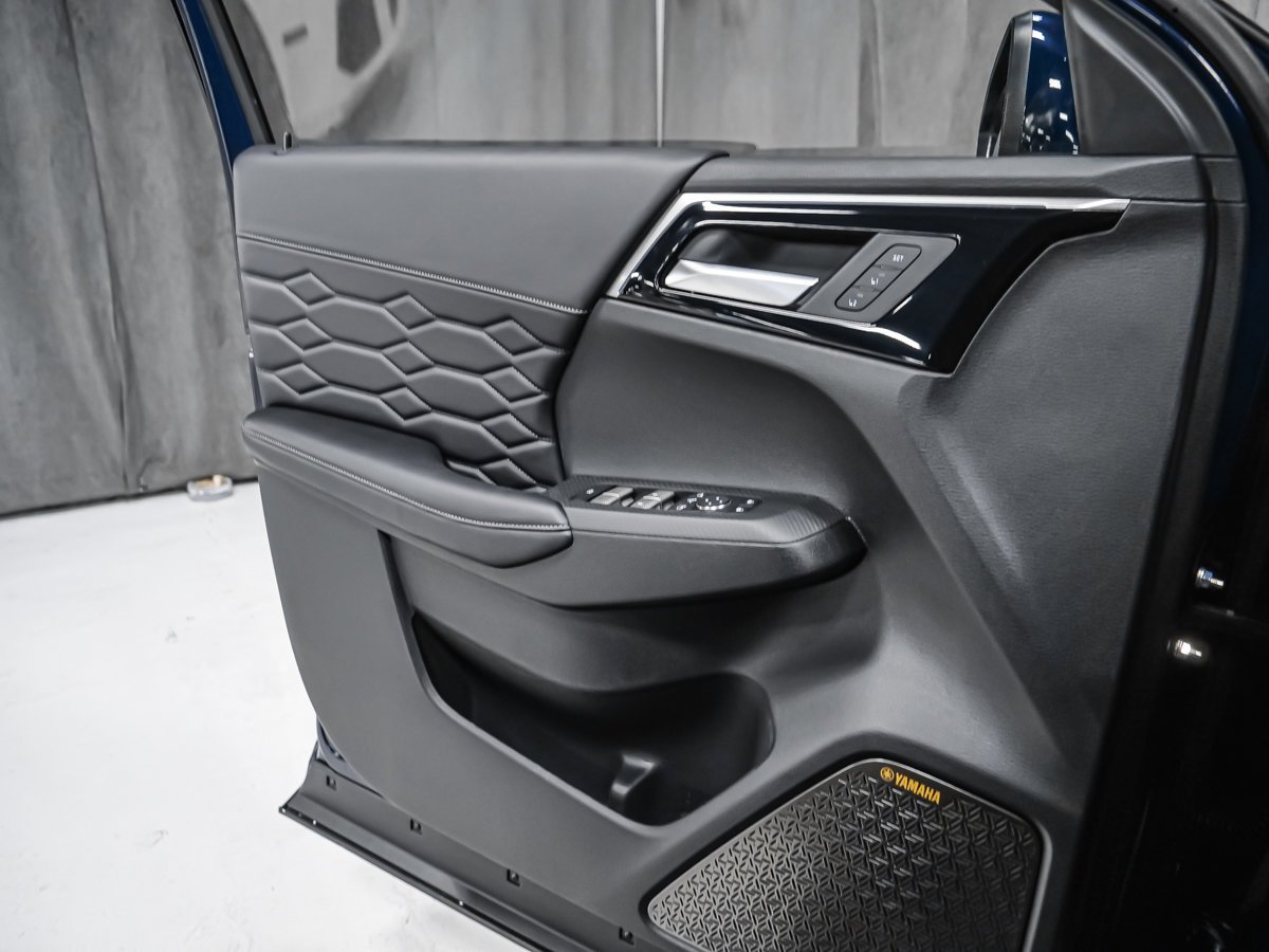 2026 Mitsubishi Outlander GT Cosmic Blue Montreal - photo #8