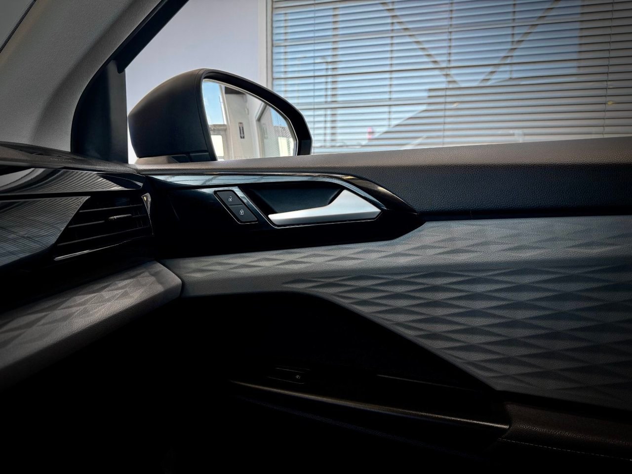 2024 Volkswagen Taos Black Notre-Dame-des-Prairies - photo #29