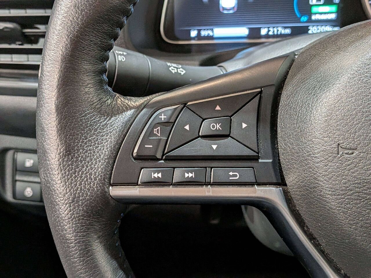 2020 Nissan LEAF SV Hatchback Black Val-David - photo #14