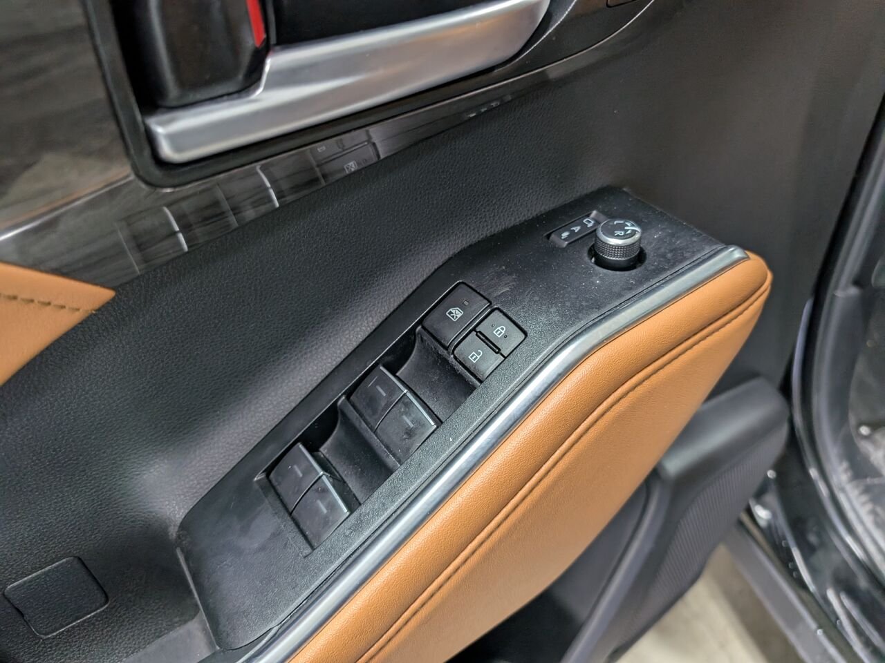 Toyota Highlander Hybride PLATINUM/SIÈGES AVANT ET ARRIÈRE CHAUFFANT/SIÈGES AVANT VENTILLÉ/TOIT PANORAMIQUE OUVRANT/VOLANT 2025 Noir minuit métallisé Sherbrooke - photo #10