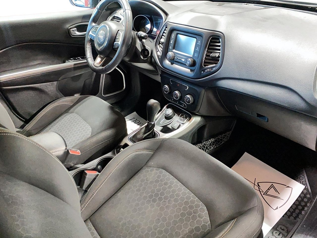 Jeep Compass NIV 3C4NJDAB1JT265170 2018 Gris Chicoutimi - photo #16
