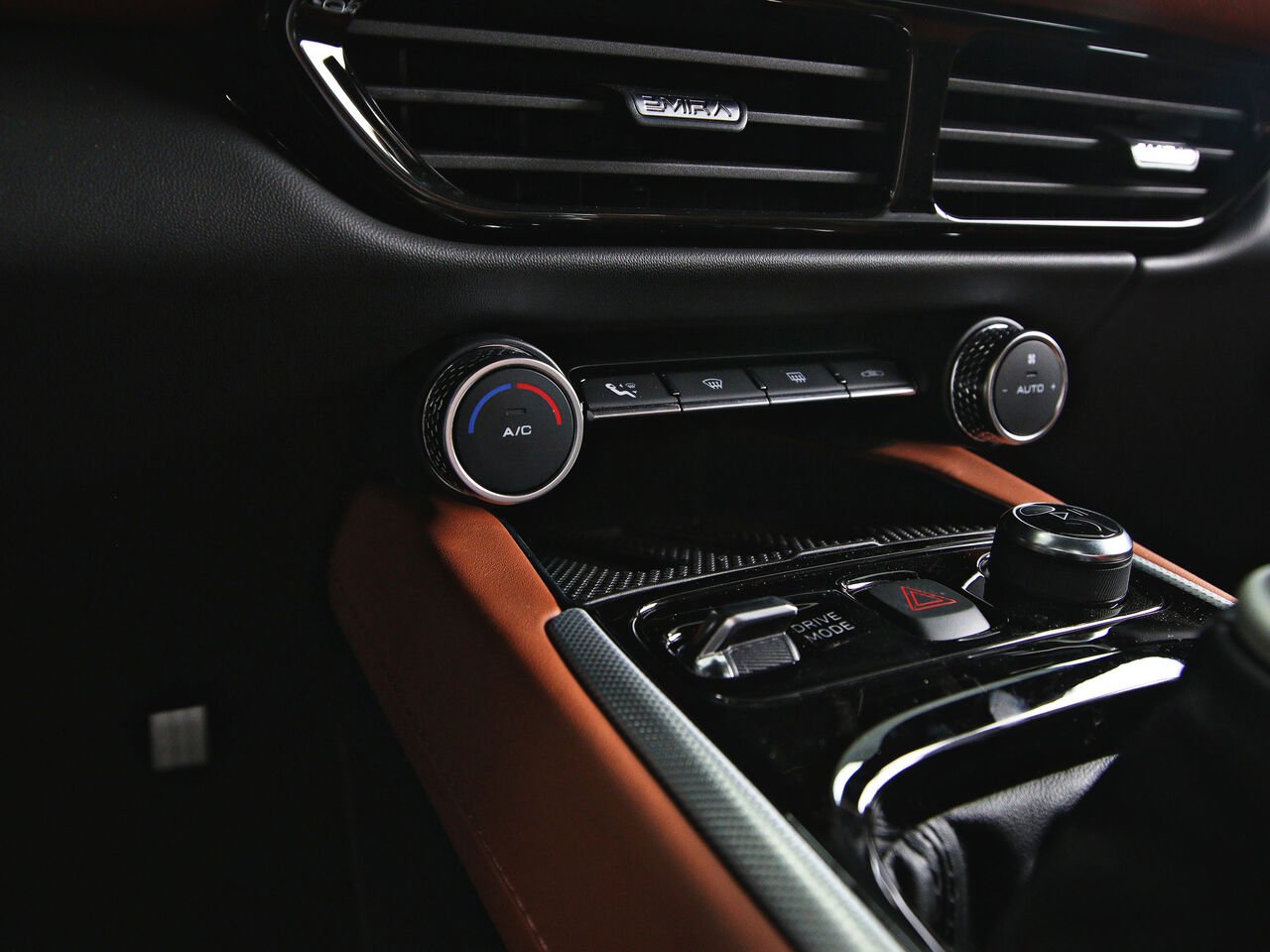 Lotus Emira 2026 Nimbus Gray Québec - photo #11