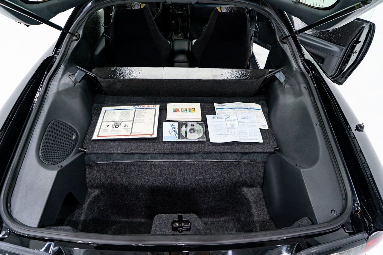 Chevrolet CAMARO Z28 PRIX EN USD | Pace Car with only 957km (595mi) with original window sticker 1993 Noir Montréal - photo #71