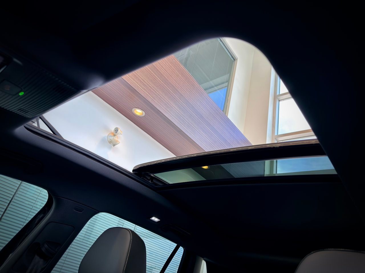 2026 Volkswagen Tiguan Black Notre-Dame-des-Prairies - photo #8