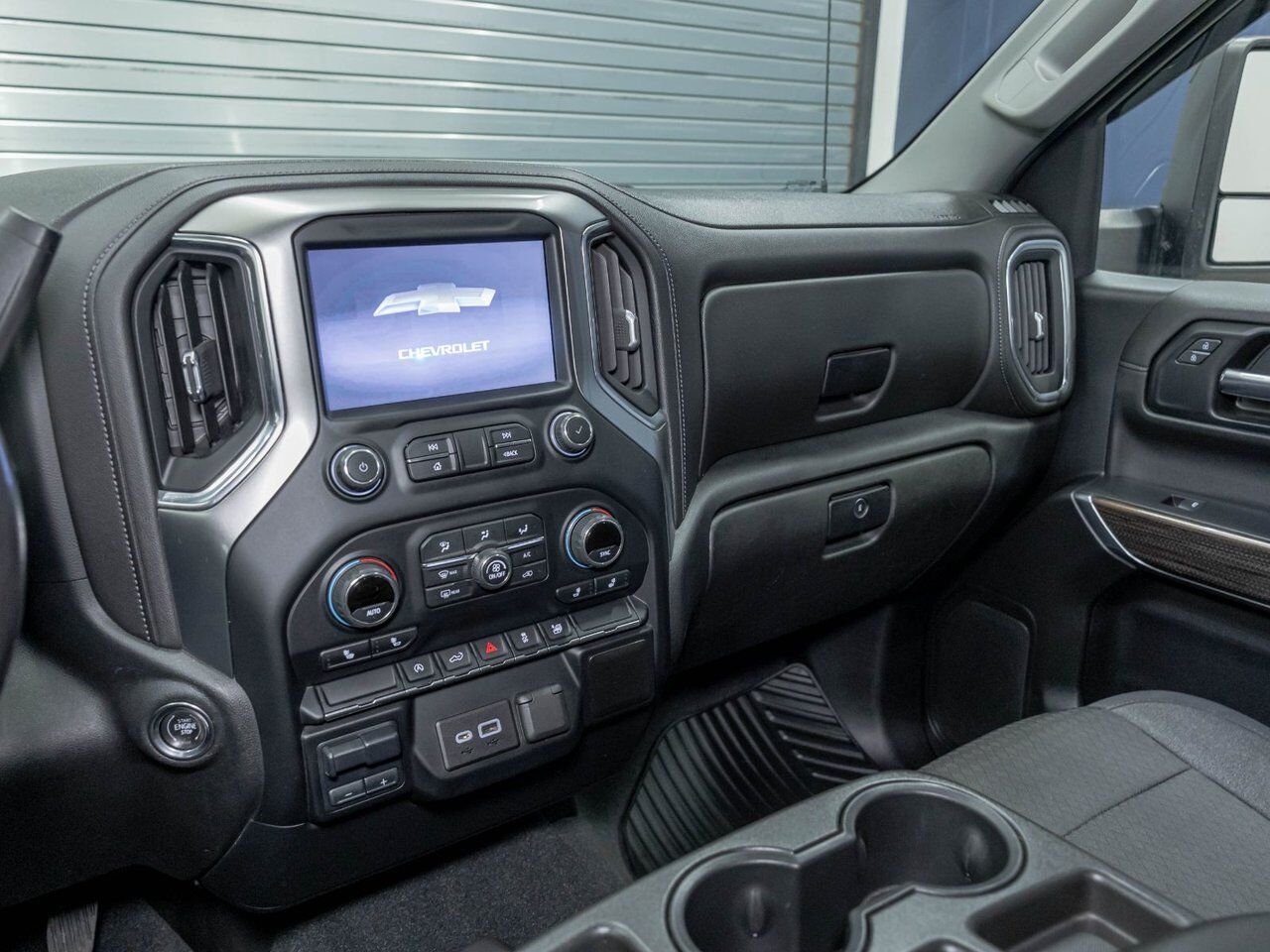 Chevrolet Silverado 1500 LT V8 4X4 *GR. REMORQ MAX* SIEGES CHAUFF *CARPLAY 2020 Blanc Saint-Jérôme - photo #19