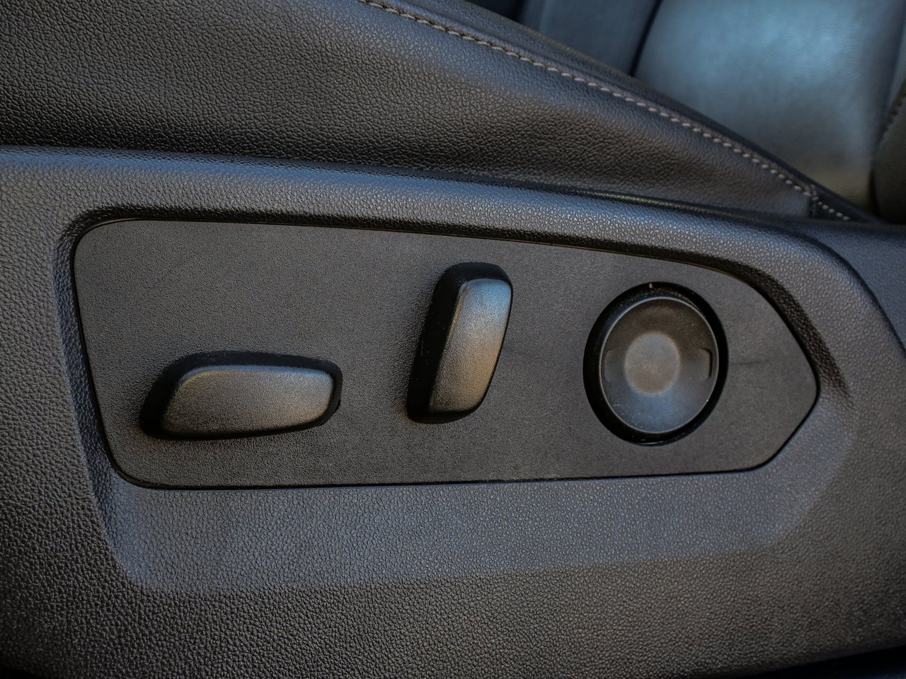 2025 Chevrolet Silverado 1500 4WD Crew Cab 147 LT Trail Boss White Sherwood Park - photo #17