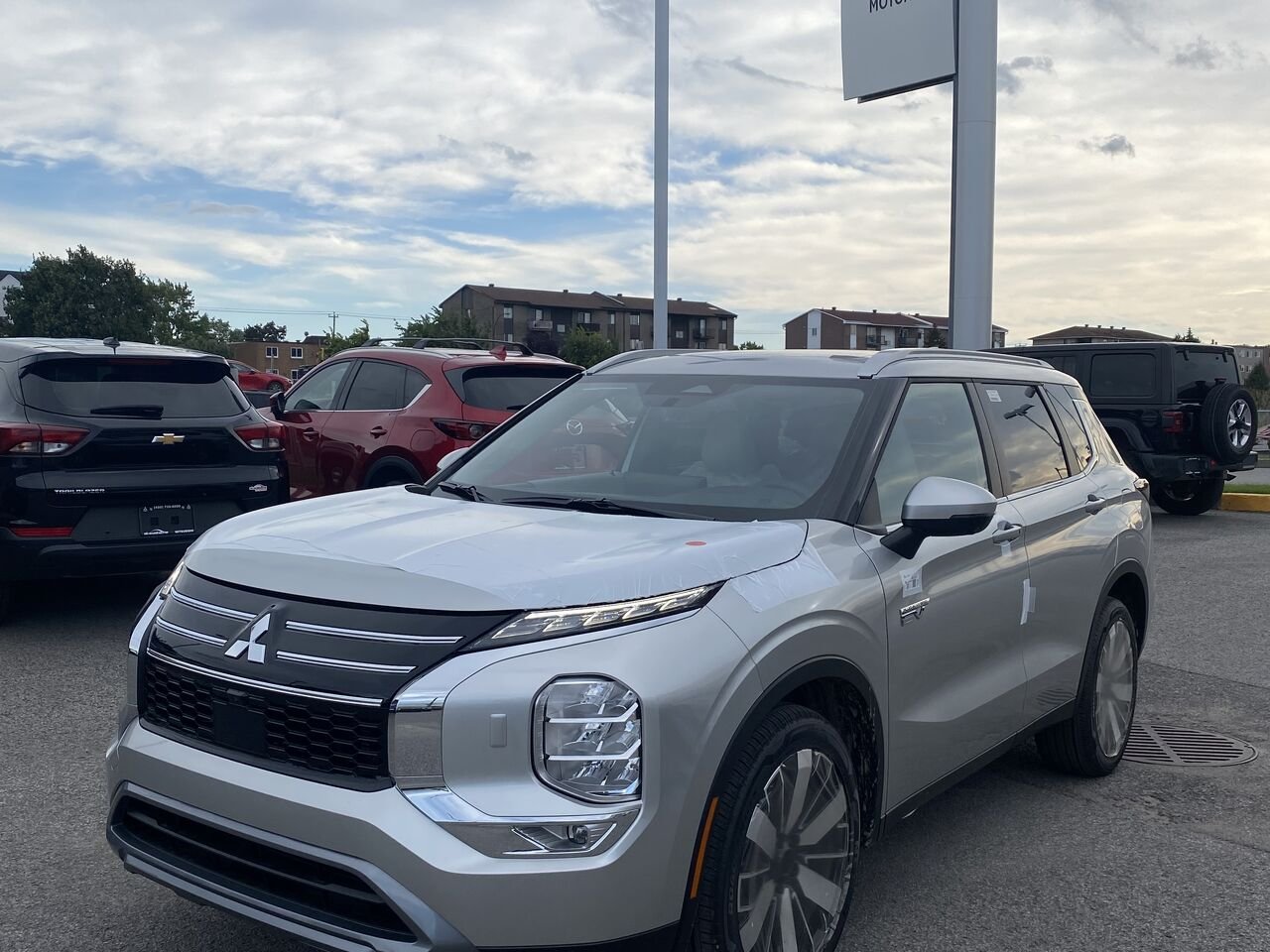 2026 Mitsubishi Outlander Plug-In Hybrid Sterling Silver Saint-Eustache - photo #0