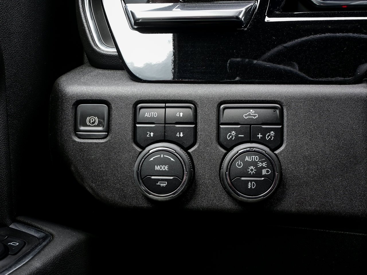 2024 Chevrolet Silverado 1500 4WD Crew Cab 147 RST White Sherwood Park - photo #18