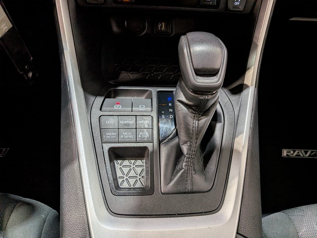 2024 Toyota RAV4 LE AWD White Val-David - photo #24