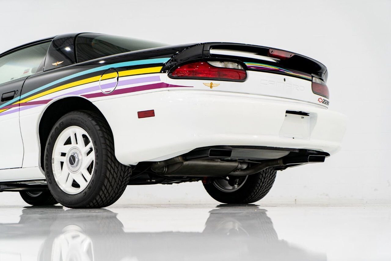 Chevrolet CAMARO Z28 PRIX EN USD | Pace Car with only 957km (595mi) with original window sticker 1993 Noir Montréal - photo #27