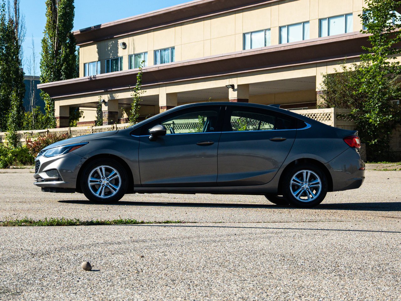 2017 Chevrolet Cruze 4dr Sdn 1.4L LT w/1SD gray Sherwood Park - photo #10