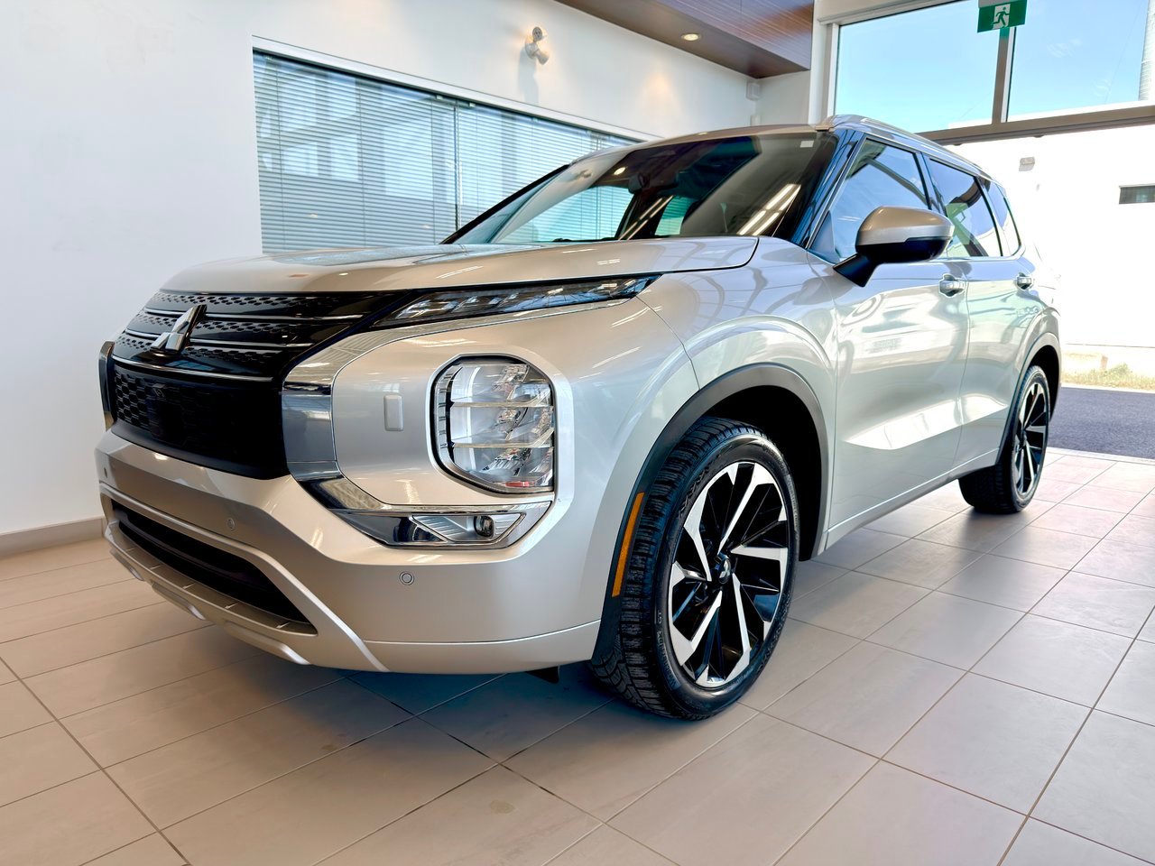 2023 Mitsubishi Outlander gray Notre-Dame-des-Prairies - photo #4