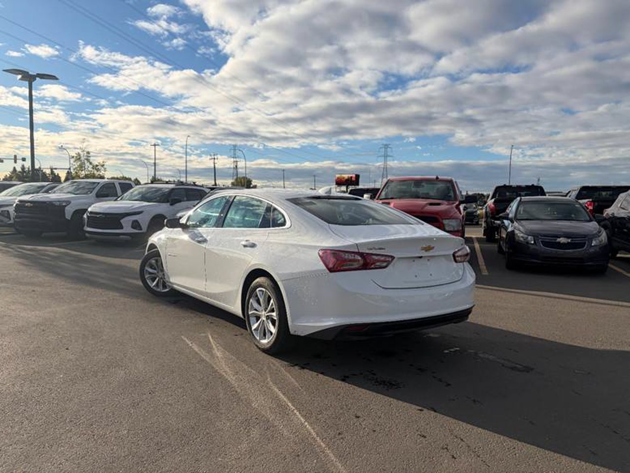 2021 Chevrolet Malibu 4dr Sdn LT White Sherwood Park - photo #3