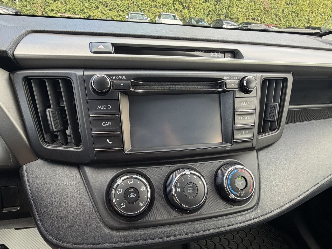 2018 Toyota RAV4 White Ste-Marie - photo #16