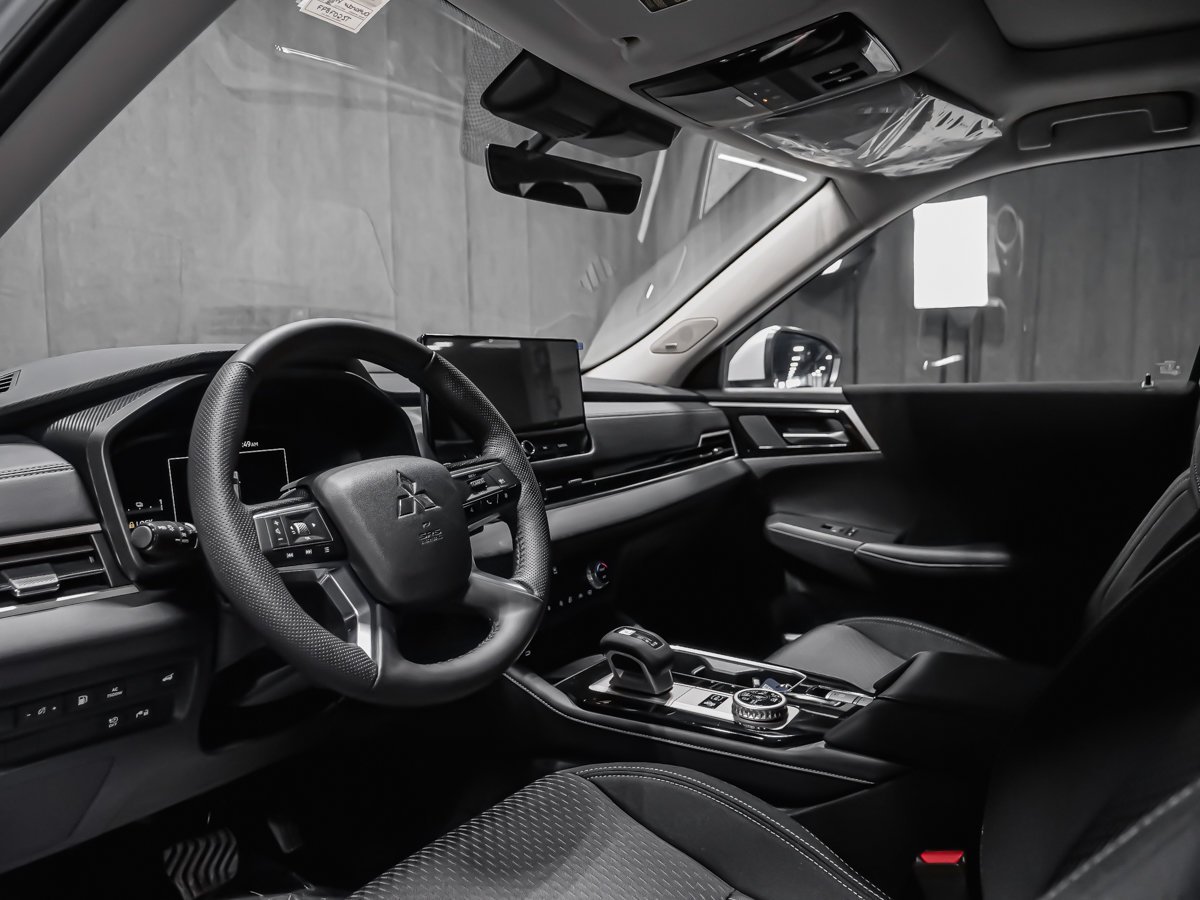 Mitsubishi Outlander PHEV SE 2026 Fini taillé diamant Blanc de qualité supérieure Montréal - photo #6