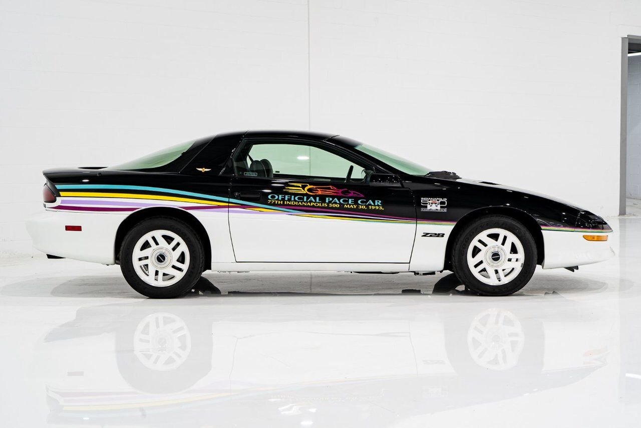 Chevrolet CAMARO Z28 PRIX EN USD | Pace Car with only 957km (595mi) with original window sticker 1993 Noir Montréal - photo #33